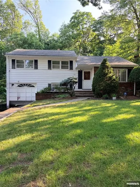 108 Morningside Rd, Paramus, NJ 07652