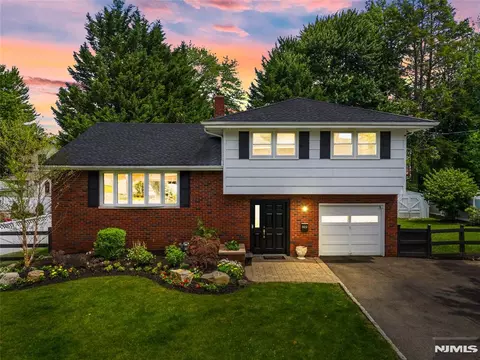 322 Scharer Ave, Northvale, NJ 07647