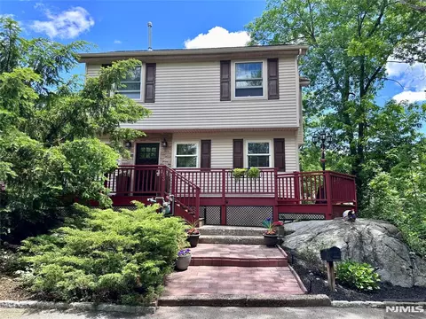 13 Oak St, Haskell, NJ 07420