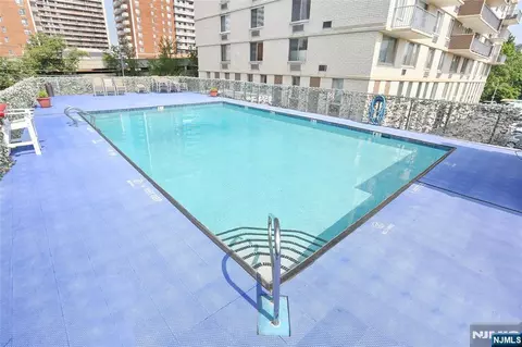 Exterior - 160 Overlook Ave #2D, Hackensack, NJ 07601 photo 2 of 4