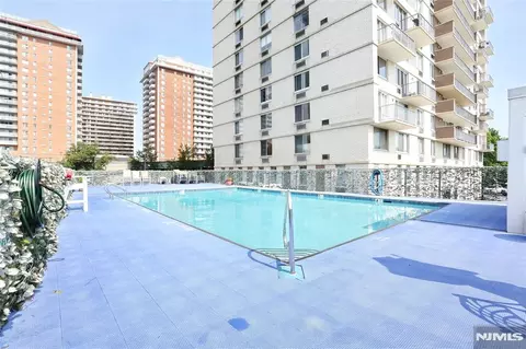 Exterior - 160 Overlook Ave #2D, Hackensack, NJ 07601 photo 2 of 3