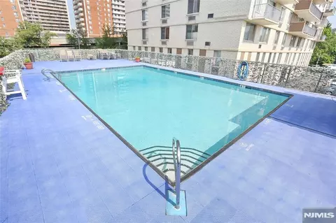 Exterior - 160 Overlook Ave #2D, Hackensack, NJ 07601 photo 1 of 3