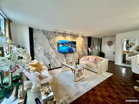 Living - 160 Overlook Ave #2D, Hackensack, NJ 07601 photo 2 of 5
