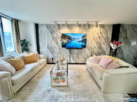 Living - 160 Overlook Ave #2D, Hackensack, NJ 07601 photo 2 of 5