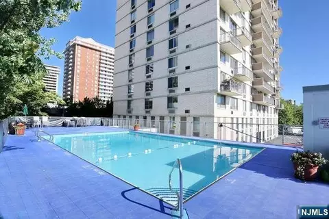 Exterior - 160 Overlook Ave #2D, Hackensack, NJ 07601 photo 4 of 5