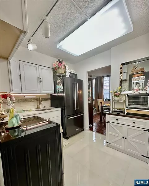 Kitchen - 160 Overlook Ave #2D, Hackensack, NJ 07601 photo 2 of 3