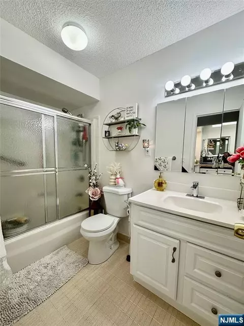 Bath - 160 Overlook Ave #2D, Hackensack, NJ 07601 photo 1 of 1