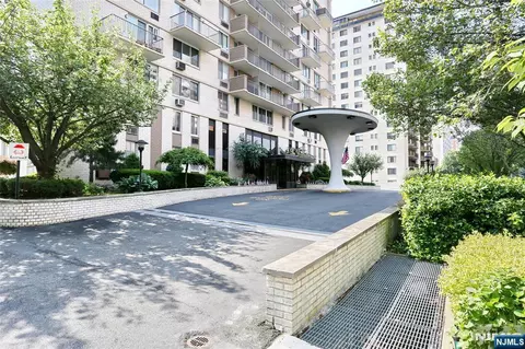 Exterior - 160 Overlook Ave #2D, Hackensack, NJ 07601 photo 1 of 5