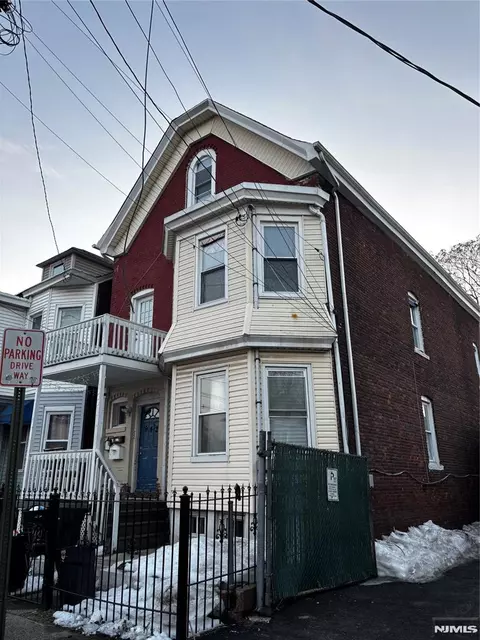 942 E 19th St, Paterson, NJ 07501