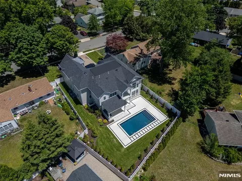 92 Oliver Rd, Paramus, NJ 07652 photo 4