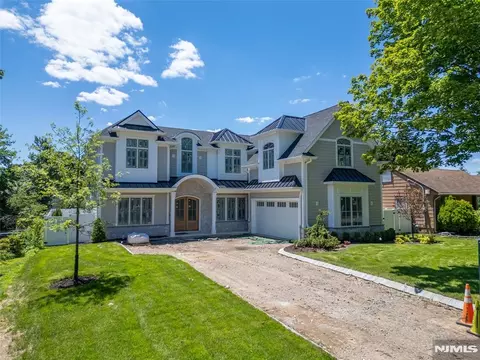 92 Oliver Rd, Paramus, NJ 07652 photo 1