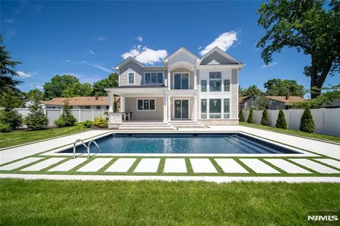 92 Oliver Rd, Paramus, NJ 07652 photo 2