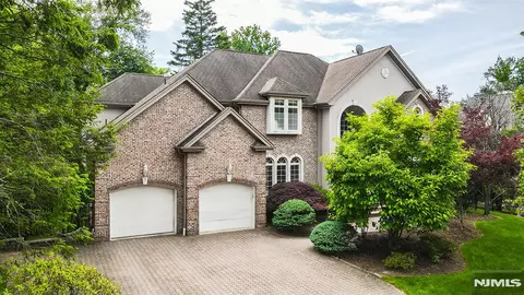 6 Maplewood Rd, Closter, NJ 07624
