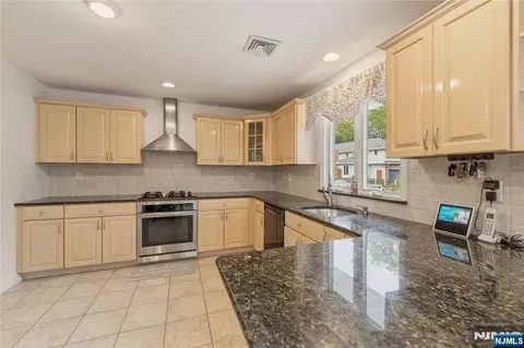 Kitchen - 290 Mchenry Dr, Paramus, NJ 07652 photo 2 of 5