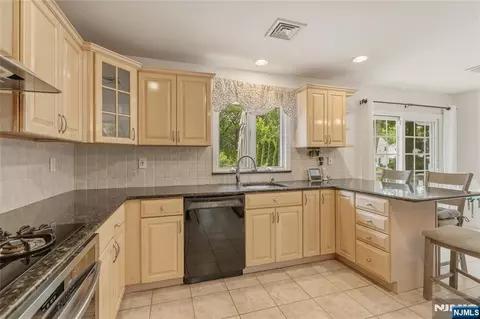 Kitchen - 290 Mchenry Dr, Paramus, NJ 07652 photo 5 of 5