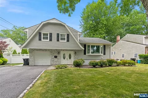 290 Mchenry Dr, Paramus, NJ 07652