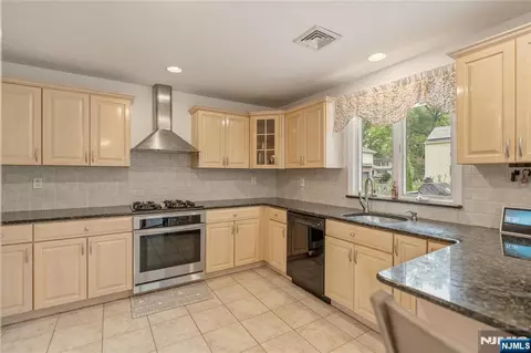 Kitchen - 290 Mchenry Dr, Paramus, NJ 07652 photo 3 of 5