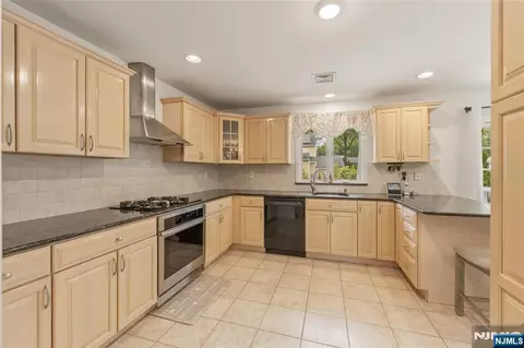 Kitchen - 290 Mchenry Dr, Paramus, NJ 07652 photo 1 of 5