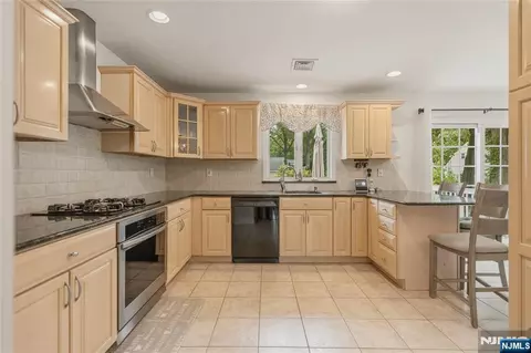 Kitchen - 290 Mchenry Dr, Paramus, NJ 07652 photo 4 of 5