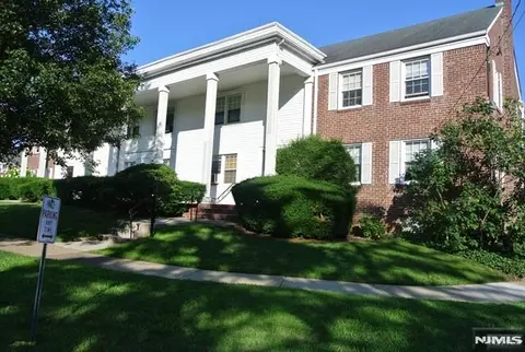 4 Elmwood Ct # B, Elmwood Park, NJ 07407