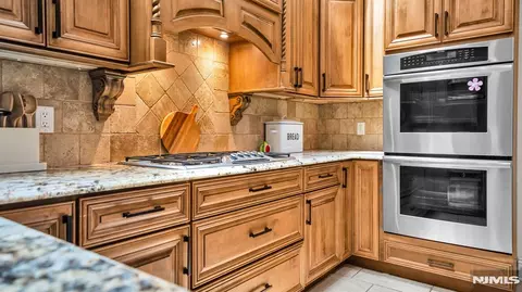 Kitchen - 26 Devonshire Rd, Cresskill, NJ 07626 photo 3 of 6