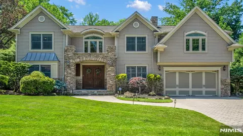 26 Devonshire Rd, Cresskill, NJ 07626