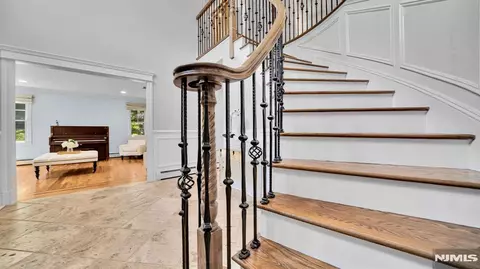 Entry Way - 26 Devonshire Rd, Cresskill, NJ 07626 photo 5 of 10