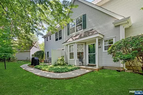 1005 Chatfield Dr, Pompton Plains, NJ 07444