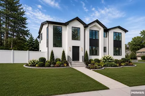 673 Cambridge Rd, Paramus, NJ 07652 photo 2