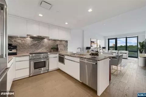 320 Adolphus Ave #806, Cliffside Park, NJ 07010