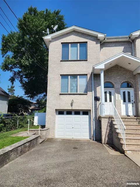 2425 1st St, Fort Lee, NJ 07024