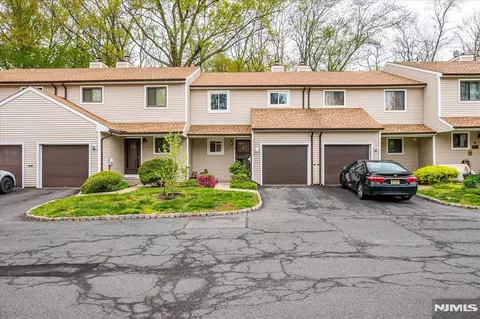 12 Tulip Ct, Edison, NJ 08820