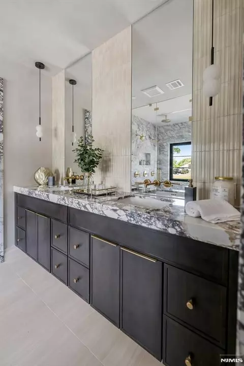 Bath - 474 Oregon St, Paramus, NJ 07652 photo 3 of 9