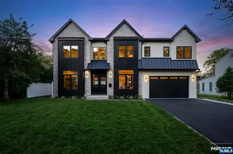 474 Oregon St, Paramus, NJ 07652