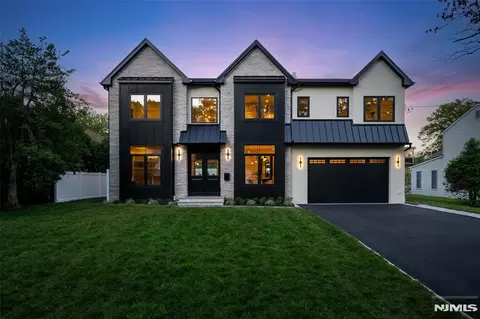 474 Oregon St, Paramus, NJ 07652
