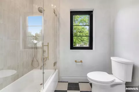 Bath - 474 Oregon St, Paramus, NJ 07652 photo 6 of 9