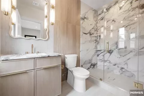 Bath - 474 Oregon St, Paramus, NJ 07652 photo 8 of 9