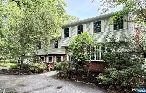 28 Sunrise Dr, Montvale, NJ 07645