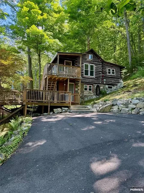 57 Lakeside Dr, Sussex, NJ 07461