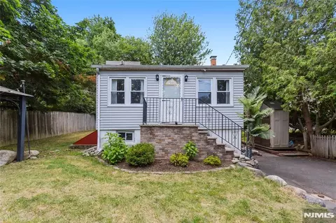 1 Highland Ave, West Milford, NJ 07480