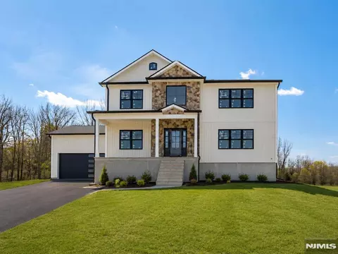 9 Emerald Dr, Hamburg, NJ 07419