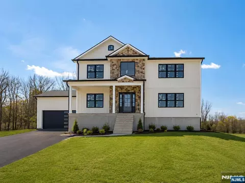 9 Emerald Dr, Hamburg, NJ 07419