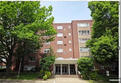 1575 Center Ave #5F, Fort Lee, NJ 07024