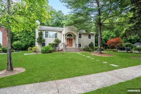 21 Kennedy Cir, Closter, NJ 07624