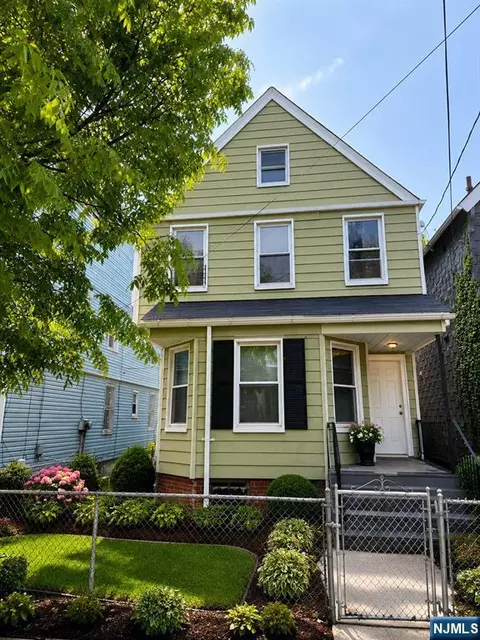 667 Scotland Rd, Orange, NJ 07050