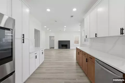 Entry Way - 31 Saint Moritz Pl, Wayne, NJ 07470 photo 2 of 6