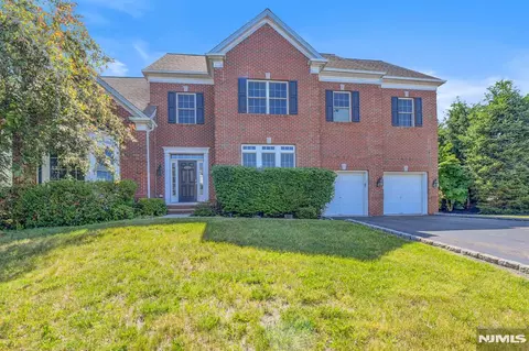 16 Commanders Ct, Totowa, NJ 07512