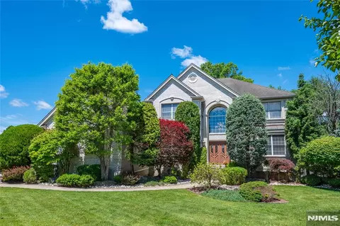 9 Ralph Dr, Fairfield, NJ 07004