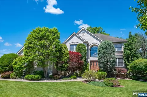 9 Ralph Dr, Fairfield, NJ 07004