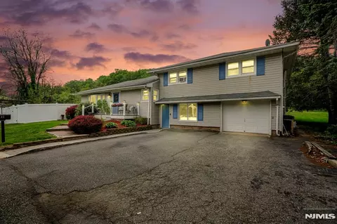 22 Federal Hill Rd, Pompton Lakes, NJ 07442